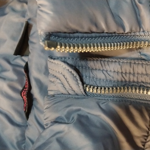 Canyon Creek Women's Quilted Puffer Vest Size Medium. Light Blue. Zip up. - Picture 4 of 8